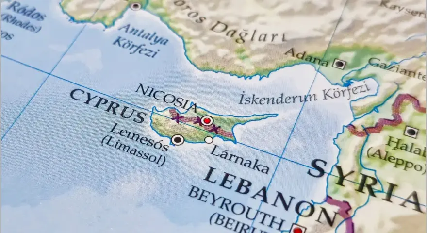 Mapa pokazuje Cypr Grecki, z zaznaczonymi Nikozją, Limassol i Larnaką. Obok widać Liban i Syrię.