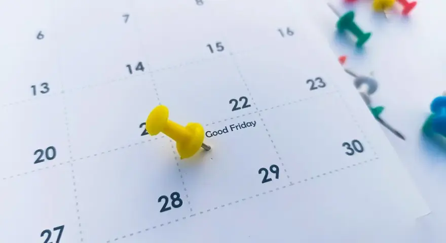 Żółty pinezka zaznacza "Good Friday" na kalendarzu. Czy Wielka Sobota jest dniem wolnym od pracy?