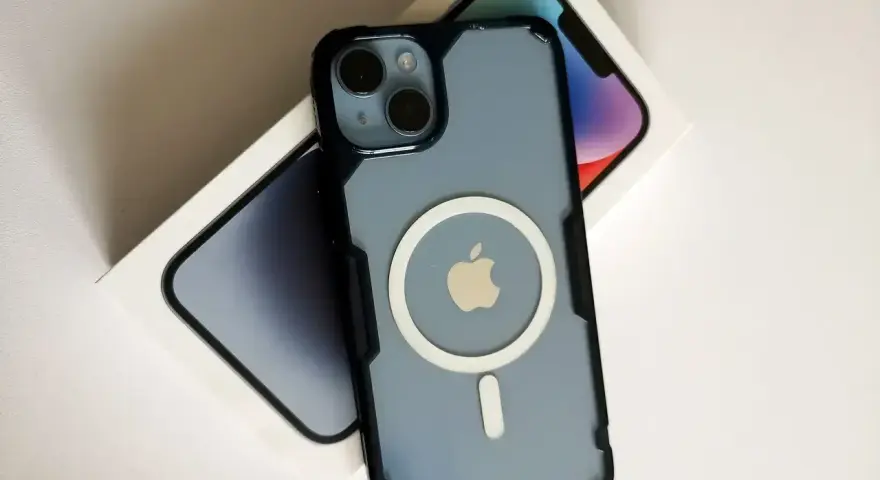 Nowy iPhone w etui z MagSafe, gotowy do robienia zdjęć. Dobry aparat w telefonie to podstawa!