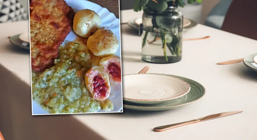 Pyszny obiad: panierowany kotlet, ziemniaki i kluski z owocami. Po prawej stronie stół nakryty do lunchu.