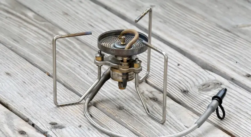 Soto Stormbreaker Campingkocher auf Holzoberfläche. Kompakt und robust für Outdoor-Abenteuer.