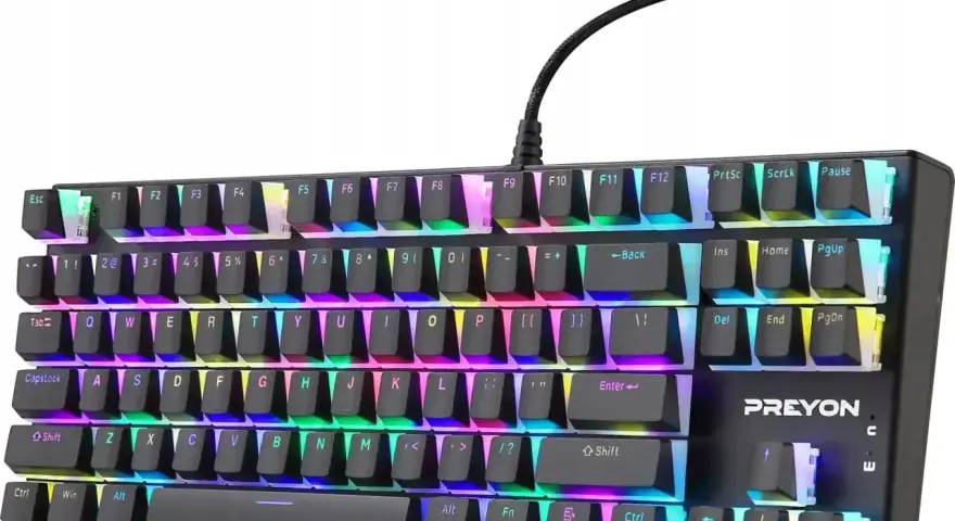 Klawiatura gamingowa z kolorowym podświetleniem RGB. Skróty klawiszowe nie działają, co frustruje gracza.