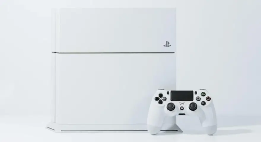 Consola PlayStation 4 blanca y mando DualShock 4 blanco, como cuando salió la Play 4.
