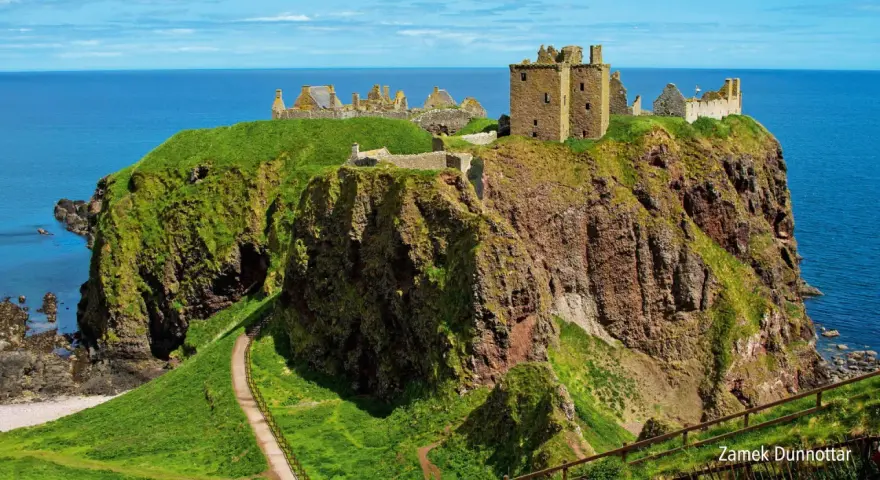 Ruiny zamku Dunnottar na klifie w Szkocji, majestatycznie górujące nad błękitnym morzem.