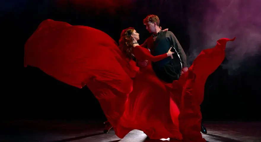 Tancerze w czerwieniach, w wirze sukni, tworzą emocjonujący performance. To sztuka ruchu, która porusza.