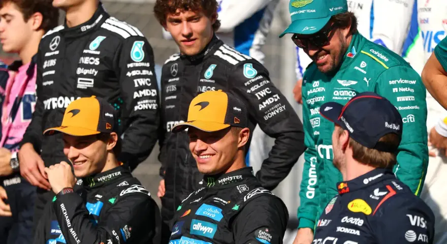 Pilotos de motoristas F1 2026, con Fernando Alonso sonriendo, junto a otros pilotos de McLaren y Mercedes.
