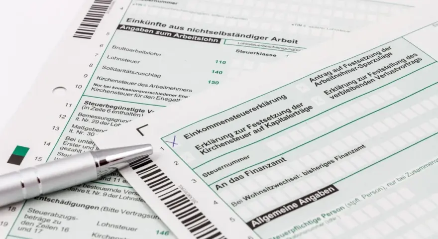 Deutsche Steuerformulare mit Stift und Barcode.