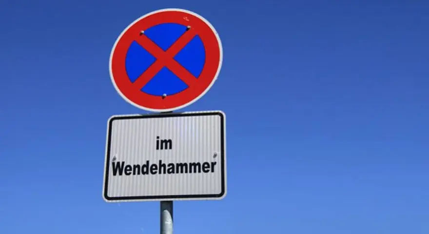 Verkehrsschild: Absolutes Halteverbot im Wendehammer. Kein Parken erlaubt.