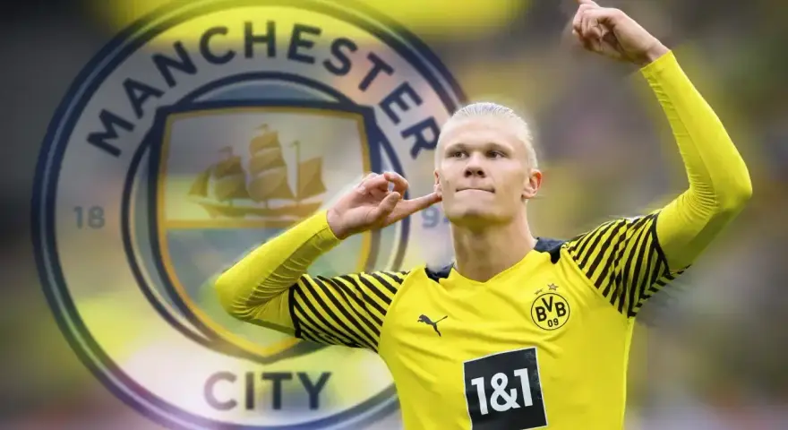 Erling Haaland w żółtej koszulce z logo Manchester City.