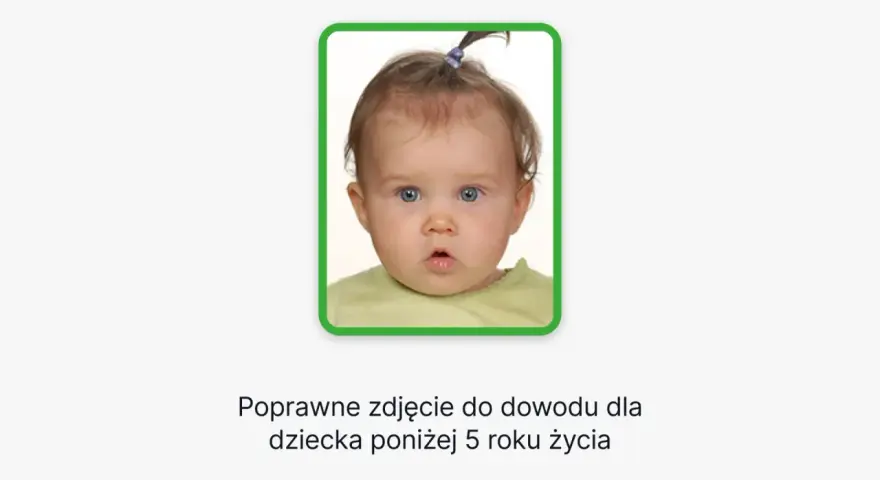 Urocze zdjęcie niemowlaka do dowodu, z niebieskimi oczami i kucykiem. Idealne dla malucha poniżej 5 roku życia.