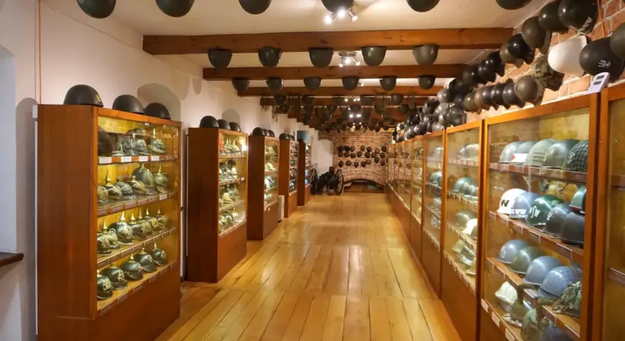 W muzeum militariów we Wrocławiu można podziwiać imponującą kolekcję hełmów z różnych epok, wyeksponowanych w gablotach i na drewnianych belkach.