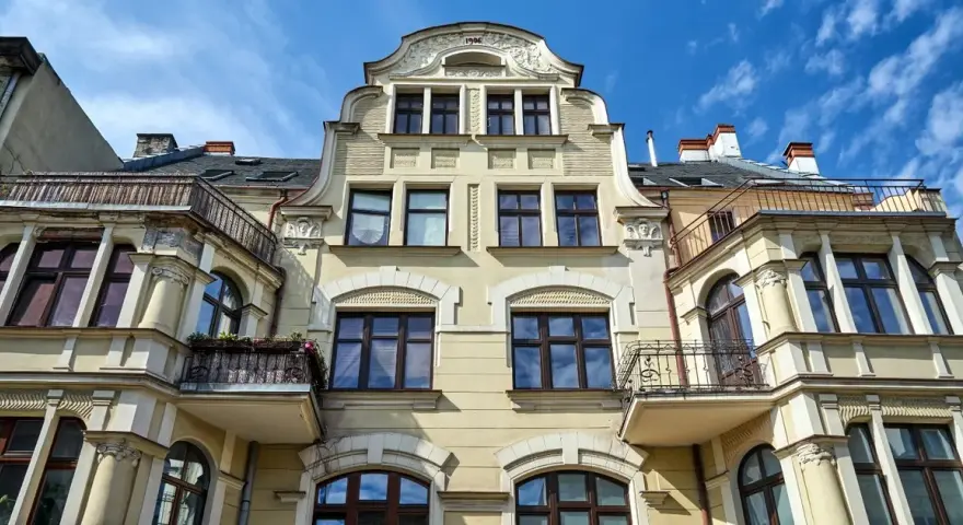 Ile kosztuje mieszkanie w starym budownictwie? Ceny, które zaskakują