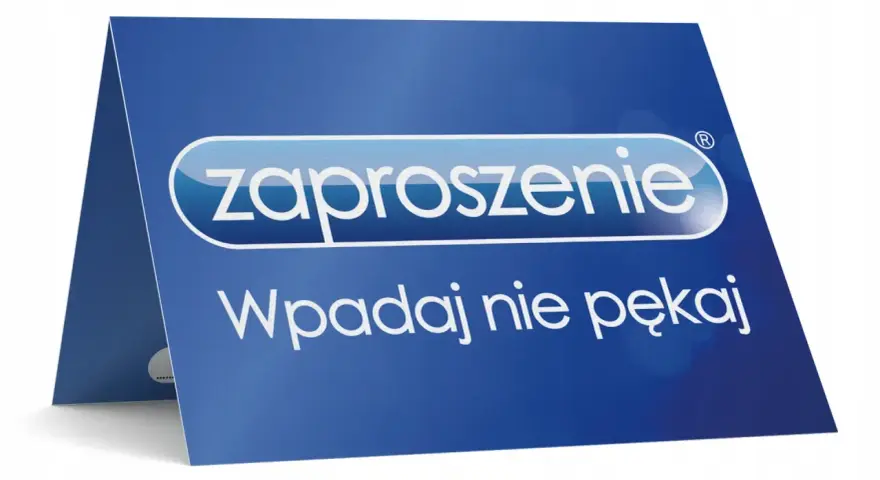 Niebieskie zaproszenie z napisem "Wpadaj nie pękaj". Idealne, by potwierdzić przybycie na urodziny i nie przegapić zabawy!