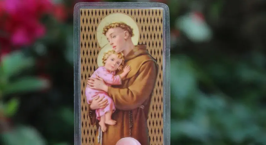 Święty Antoni z Dzieciątkiem Jezus, patron odnajdywania zgubionych rzeczy.