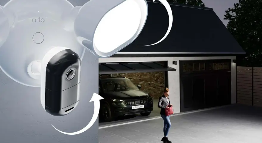 Arlo-kameran med lokal lagring lyser upp en uppfart där en kvinna närmar sig garaget med en bil.