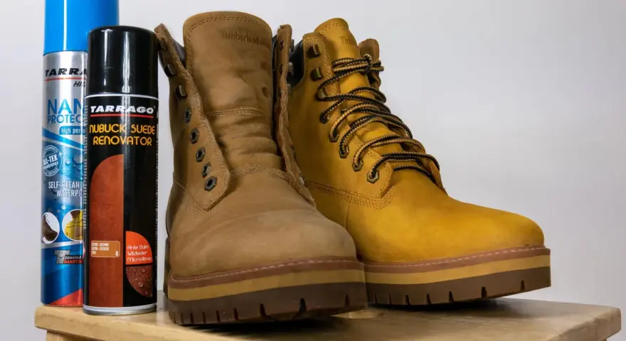 Dwa buty Timberland i dwa preparaty Tarrago: Nano Protect i Nubuck Suede Renovator. Idealne do pytania: czym wyczyścić zamszowe buty.