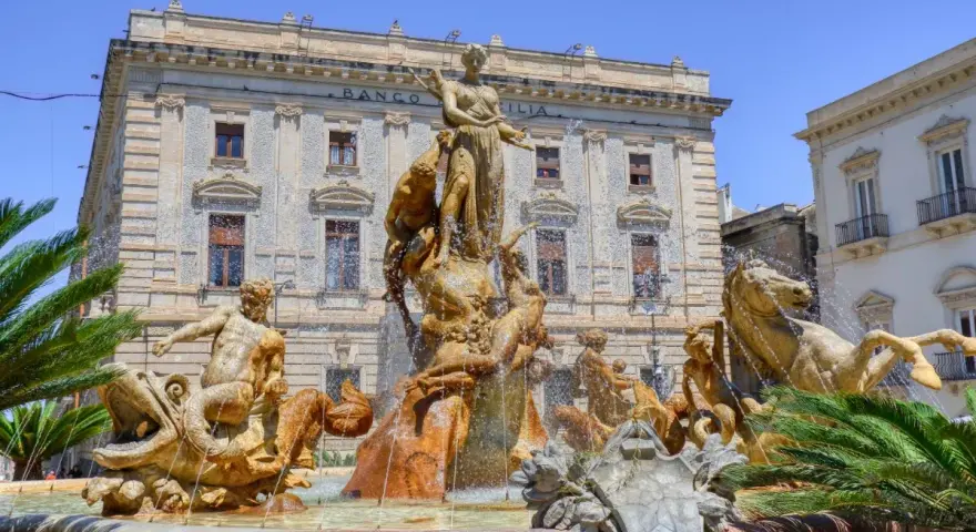 Fontanna z mitycznymi postaciami i końmi na Sycylii. Czy w Katanii jest bezpiecznie? Tak, to urokliwe miejsce.