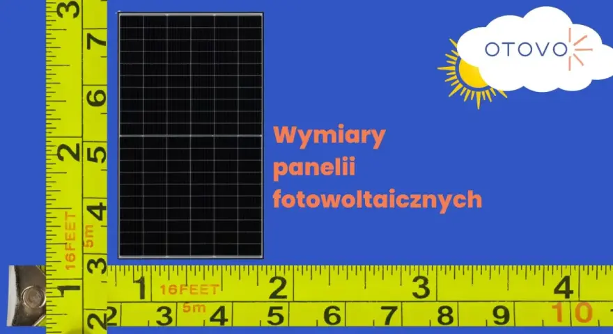 Miarka mierzy wymiary panelu fotowoltaicznego. Na taśmie widać podziałkę w stopach i centymetrach.