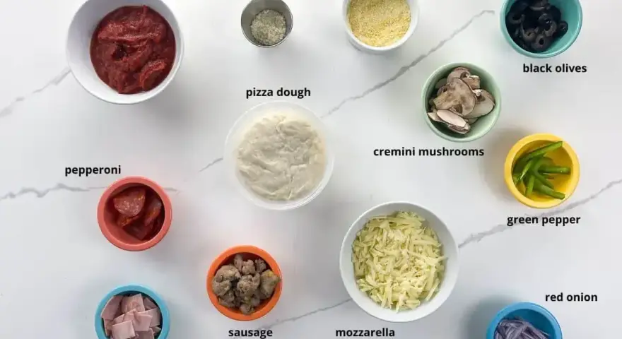 Składniki na pizzę: ciasto, sos, ser, salami, szynka, kiełbaski, pieczarki, oliwki, papryka, cebula i przyprawy. Idealne dodatki do pizzy!