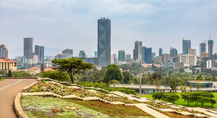 Kwiatowe tarasy i nowoczesne wieżowce tworzą malowniczy krajobraz Addis Abeby.
