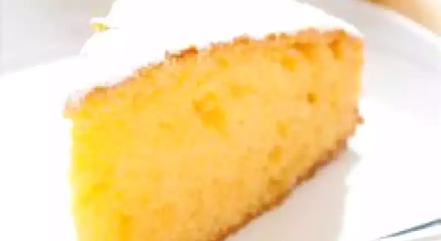 Una fetta di torta soffice e dorata, spolverata di zucchero a velo. Perfetta per una torta facile e veloce da preparare.