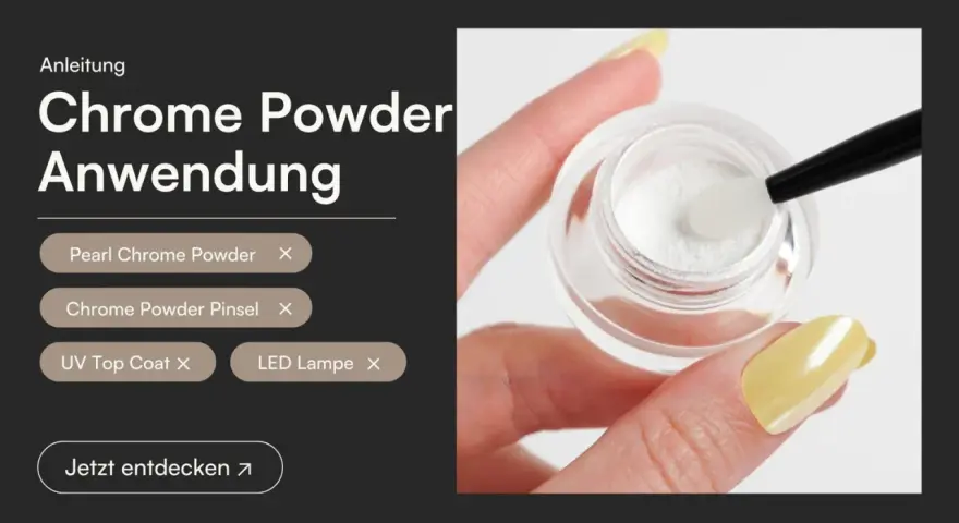 Nahaufnahme: Hand hält Tiegel mit weißem Chrom-Puder und Pinsel, gelber Nagel.