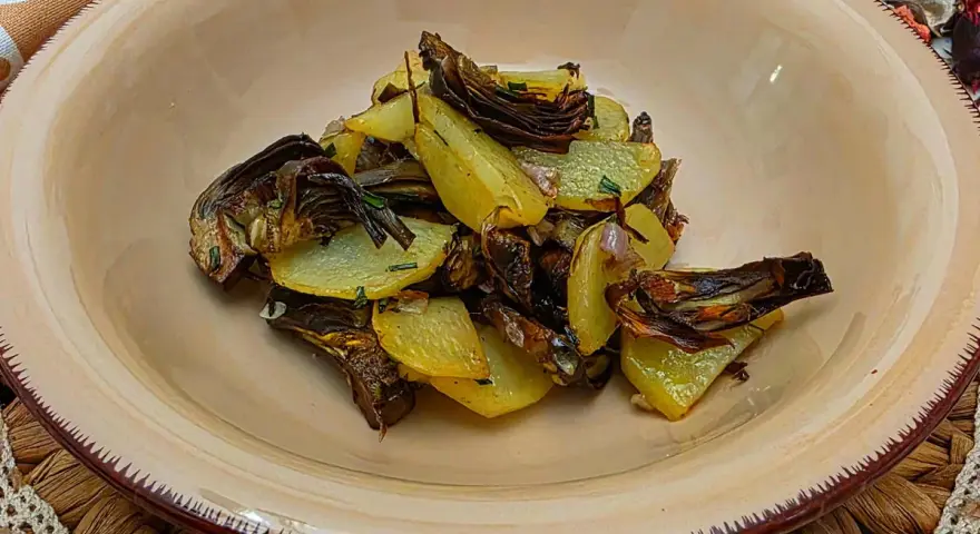 Deliziosi carciofi e patate croccanti, cotti alla perfezione nella friggitrice ad aria. Un contorno semplice e gustoso.