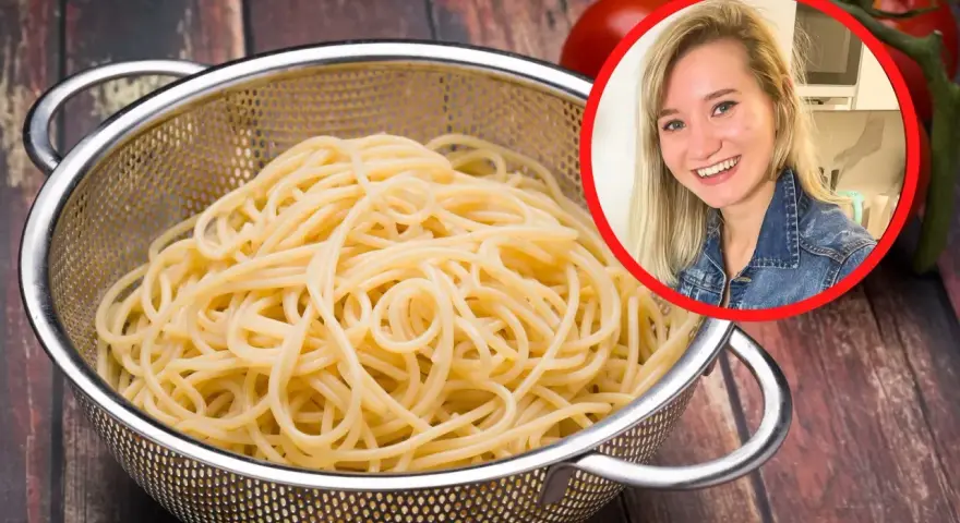 Ugotowany makaron w durszlaku, obok pomidorów. Uśmiechnięta blondynka w okręgu. Czy można zamrozić ugotowany makaron? Tak!