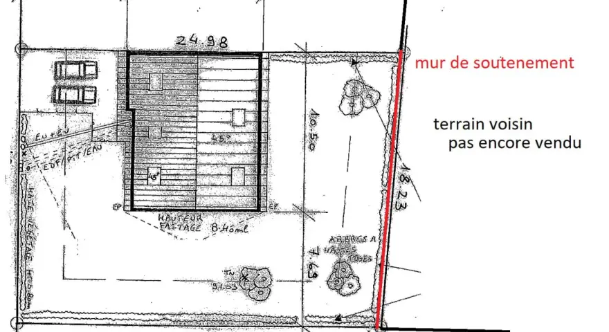 Plan de masse montrant une maison, des arbres et un mur de soutènement délimitant des terrains voisins vendus et non vendus.