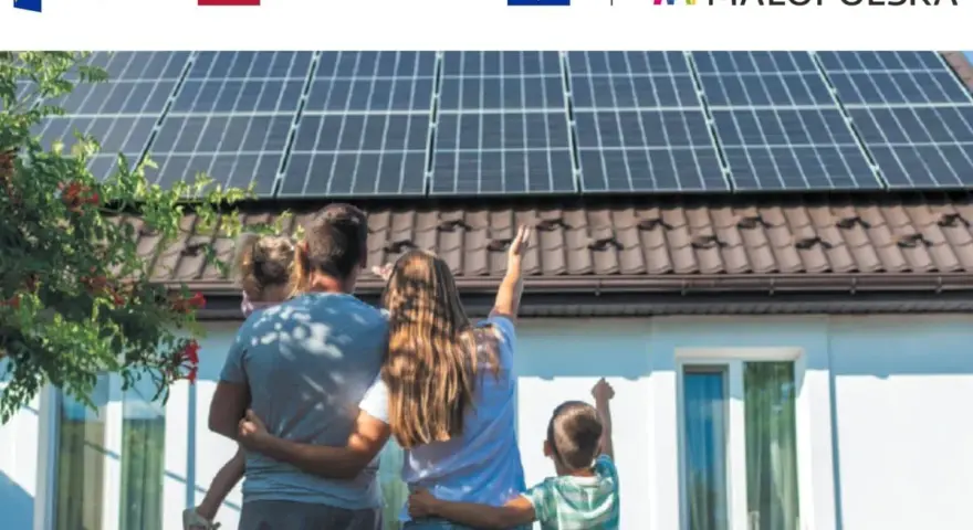 Rodzina podziwia panele słoneczne na dachu, symbolizujące walkę ze stratami ciepła w budynku i dążenie do niezależności energetycznej.