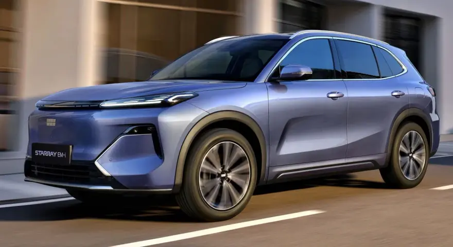 Niebieski SUV Geely Starray EM-i w ruchu drogowym.