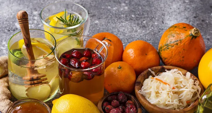 Tisane con limone, zenzero e bacche, zucche, mandarini e crauti: ecco cosa mangiare per le difese immunitarie basse.