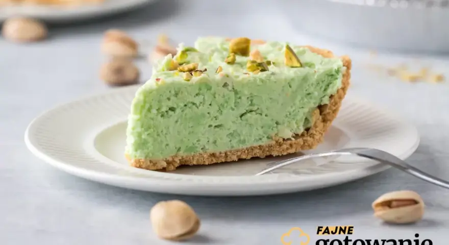 Pyszny krem pistacjowy z mascarpone na kruchym spodzie, posypany posiekanymi pistacjami. Idealny deser dla miłośników orzechowych smaków.