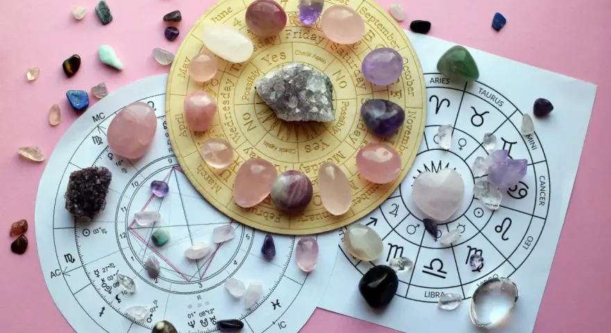 Kamienie szlachetne i astrologiczne koło symbolizujące zimowe znaki zodiaku.
