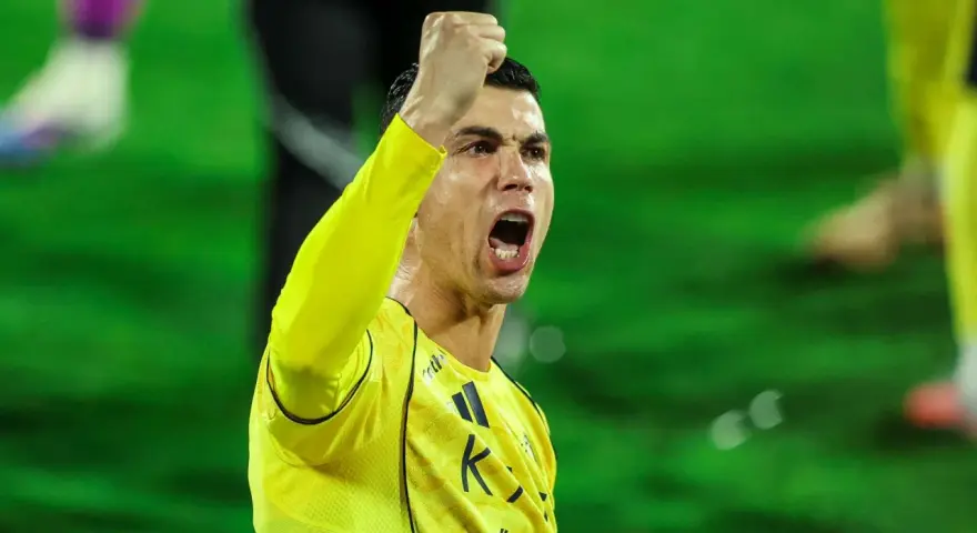Cristiano Ronaldo celebra un gol para Al-Nassr contra Al-Hazm.