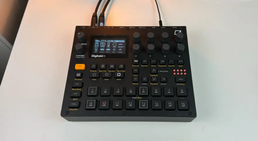Elektron Digitakt II, czarny sampler i sekwencer, gotowy do tworzenia muzyki.