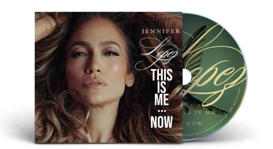 Jennifer Lopez w okładce albumu "This Is Me... Now". Jej twarz dominuje na okładce, a płyta CD obok zawiera tytuł.