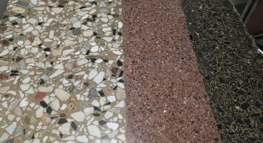 Próbki lastryko w różnych kolorach: jasne z białymi i szarymi kamykami, różowe i ciemne. Idealne do uzupełnienia ubytków w lastryko.