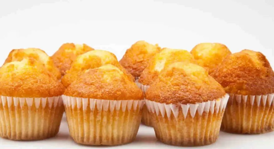 Muffin dorati e soffici, perfetti da preparare nella friggitrice ad aria per una colazione o merenda veloce e golosa.