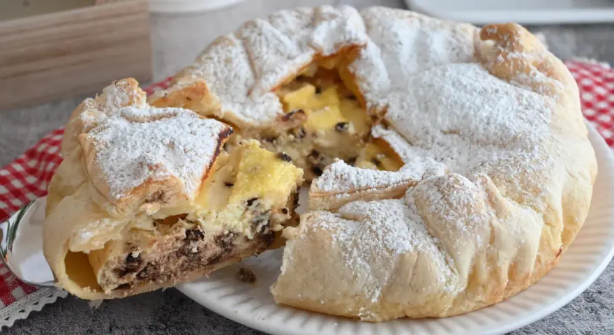 Delizioso dolce con ricotta e gocce di cioccolato, spolverato di zucchero a velo.
