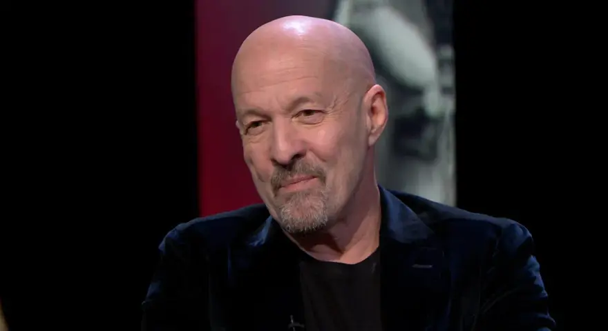 Primo piano di Marco Berry, con barba e testa rasata, in un'intervista che svela aspetti della sua vita privata.