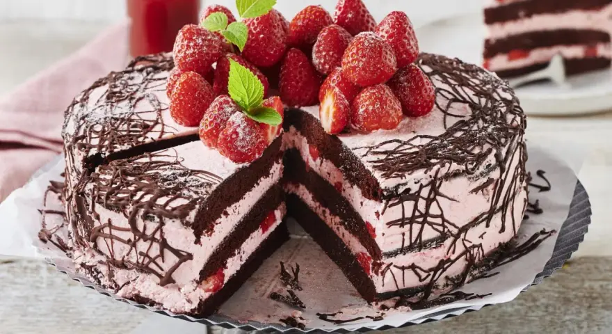 Eine köstliche Erdbeer Schoko Torte mit frischen Erdbeeren und zarter Schokoladendekoration.