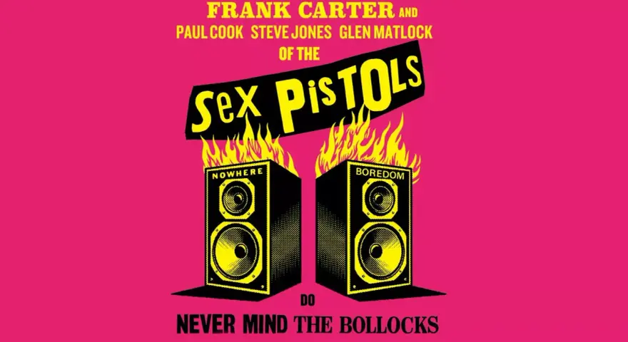 Frank Carter et les membres de Sex Pistols, Steve Jones, Paul Cook, Glen Matlock, sur fond rose vif, avec des enceintes en feu.