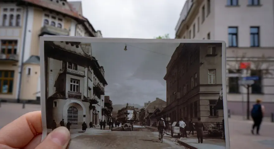 Zakopane ciekawostki: stara pocztówka z widokiem na ulicę z lat 30. XX wieku, gdzie widać ludzi, dorożki i budynki.