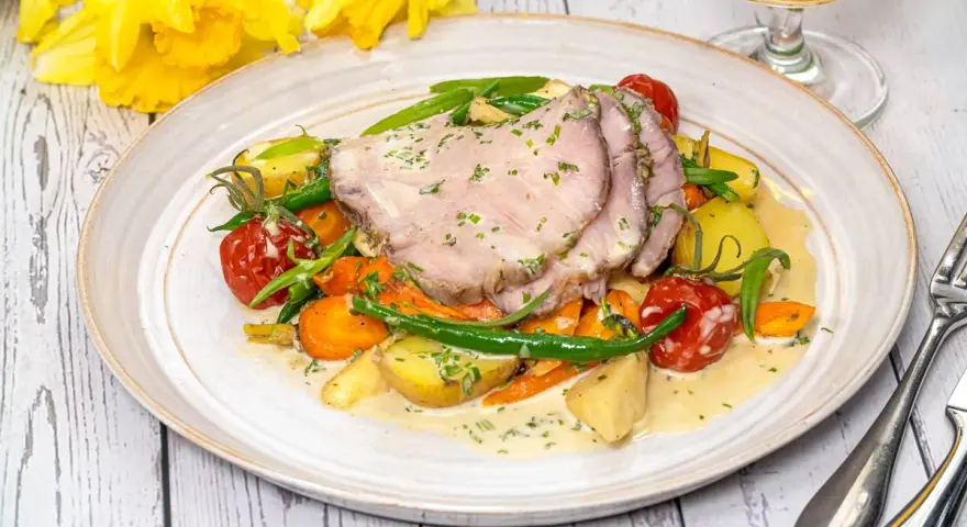Skinkstek med krämig sås, potatis, morötter och gröna bönor. Ett härligt skinkstek recept för en fin middag.
