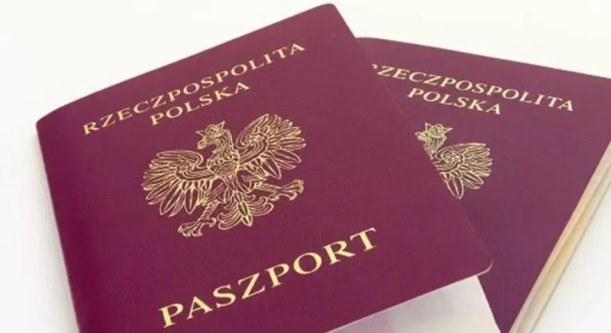 Dwa polskie paszporty z godłem orła i napisem "PASZPORT".