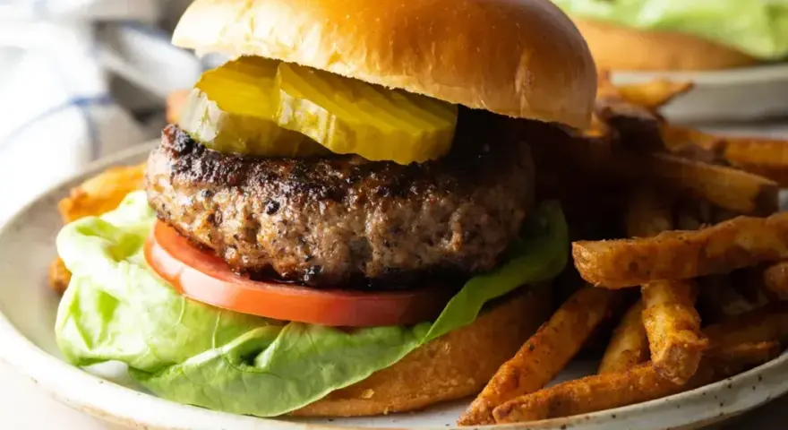 Burgery jak z burgerowni: soczyste kotlety z mięsa mielonego w domu