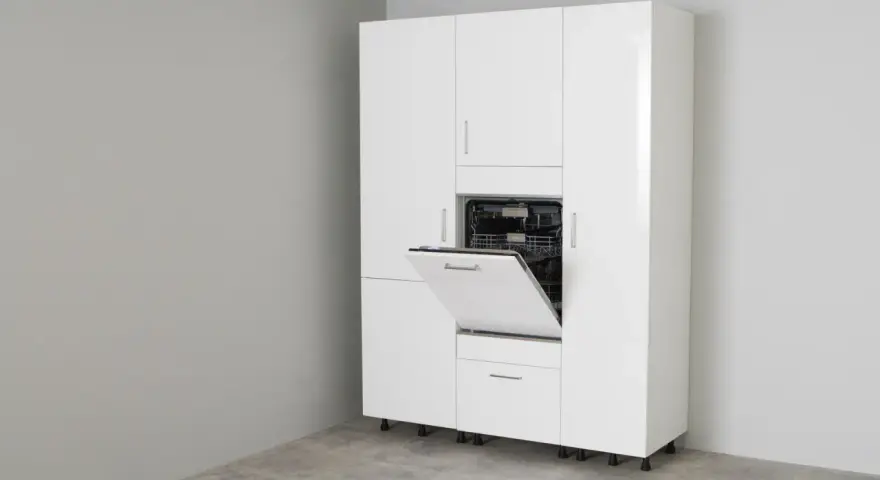 Armario blanco con lavavajillas integrado y puerta abierta. Las medidas del lavavajillas son estándar para encajar en este mueble.