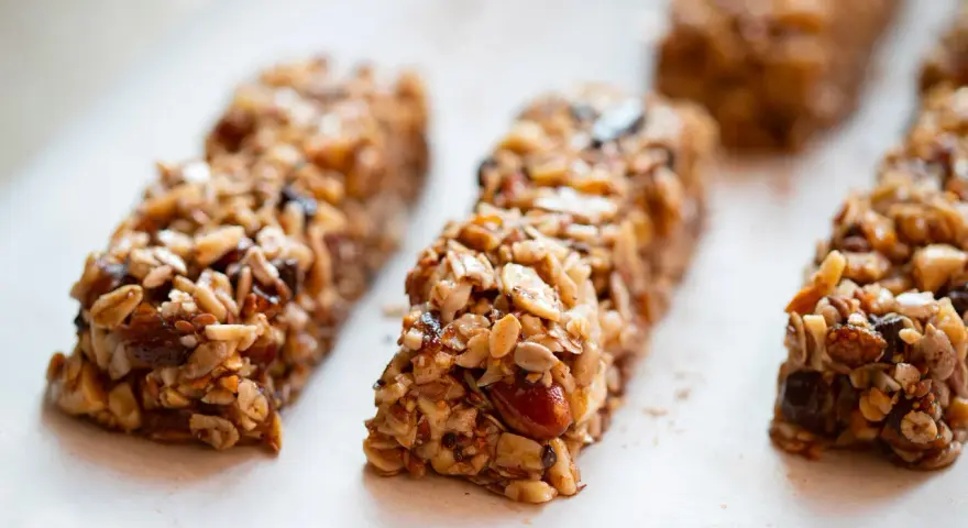 Barrette proteiche fatte in casa, ricche di frutta secca e semi, perfette per uno snack energetico.