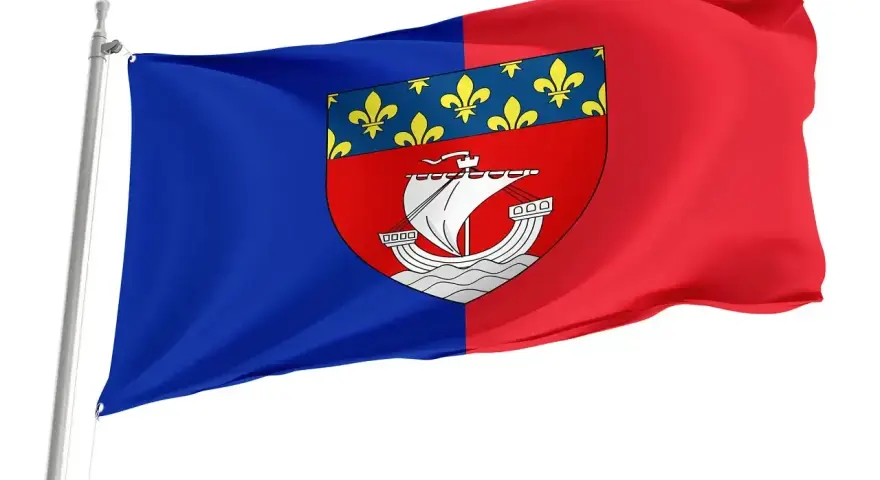 Flaga Paryża powiewa na maszcie. Dzieli się na dwie części: niebieską i czerwoną, a na środku widnieje herb z łodzią i liliami.